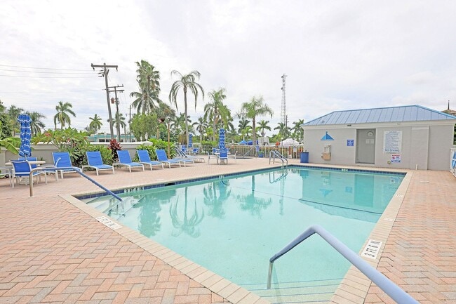 Building Photo - Palm Beach Landings  2885-502A