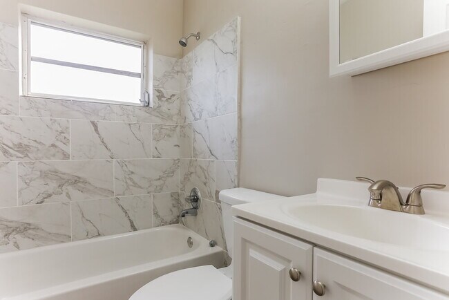 Building Photo - 710 NW 35th Ave