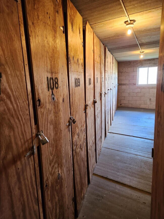 Building Photo - 600 Village Green Ct