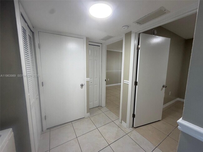 Building Photo - 2731 SE 12th Rd