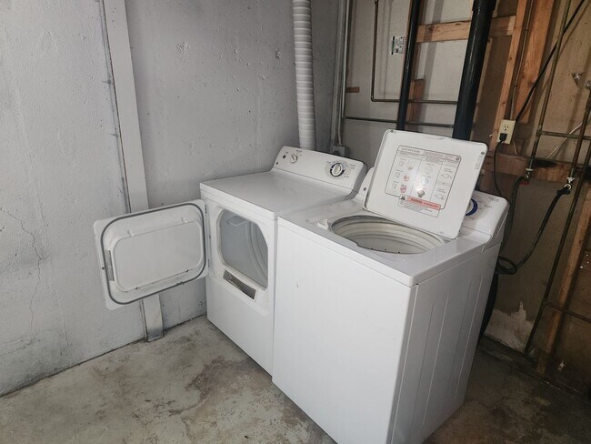 Building Photo - Lovely 4 Bedroom, 2 Bath home available NOW!