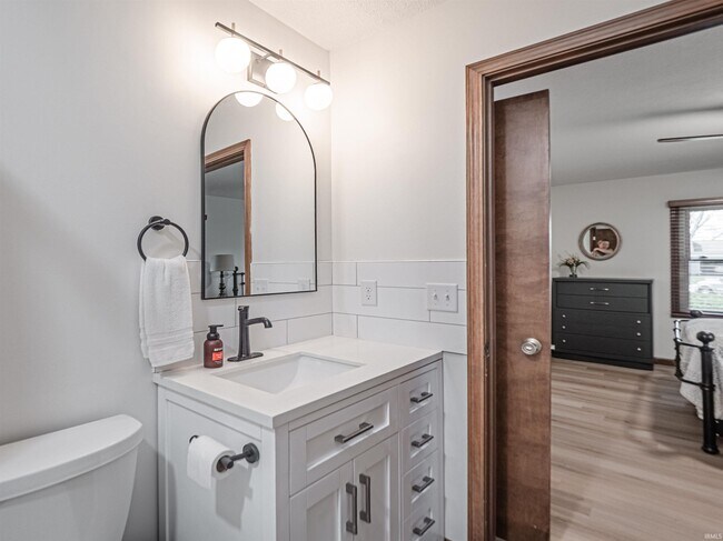 Building Photo - 6166 River Bluff Dr