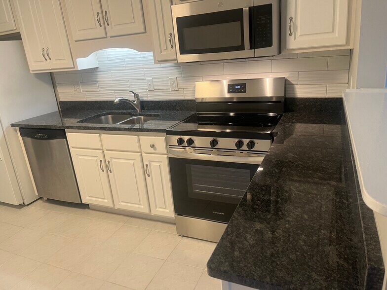 Granite countertops - 1822 A, Lela Lane