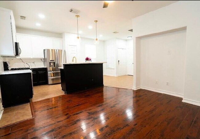 Building Photo - 14413 Rosehedge Ct