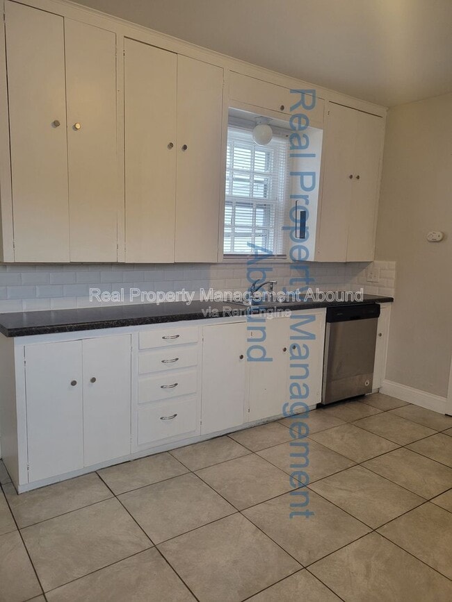 Building Photo - 1415 S New Haven Ave