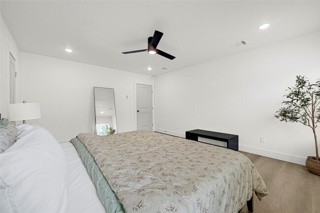 Building Photo - 1008 Danube St