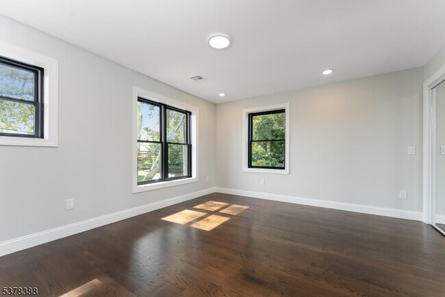 Building Photo - 535 St James Ave