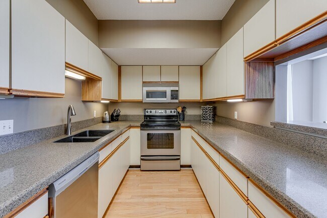 Building Photo - 900 19th Ave S