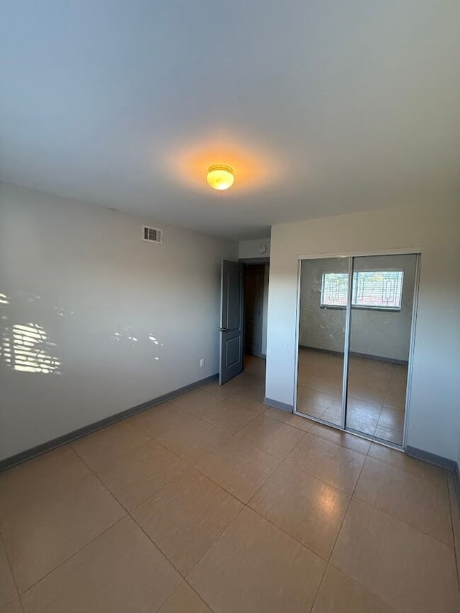 Building Photo - 3 Bedroom 2 Bathroom Granada Hills Home (Main House) Great Location!