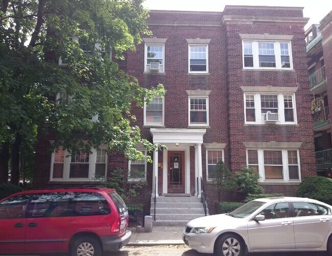 Building Photo - 8 Lakeville Rd