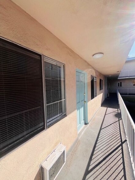 Building Photo - 1260 Beachwood Dr