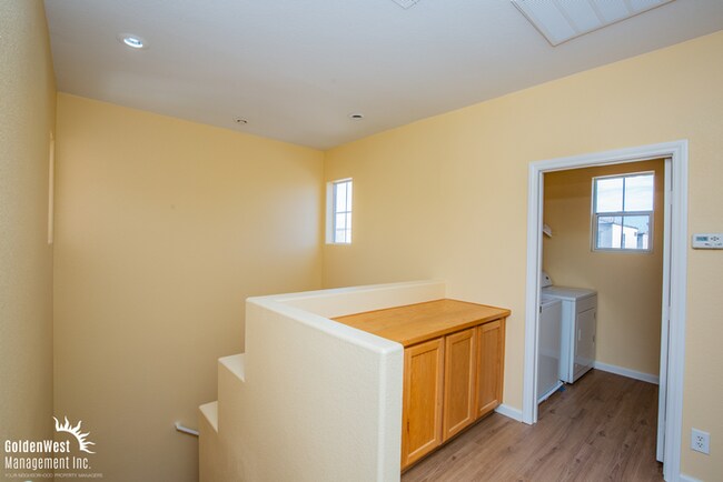 Building Photo - Fabulous 2Bdm 2.5Ba Home With Community Park & Pool.