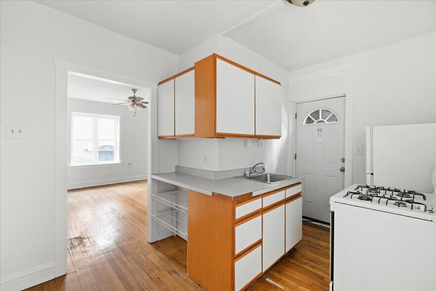 Building Photo - 646 W Oakdale Ave