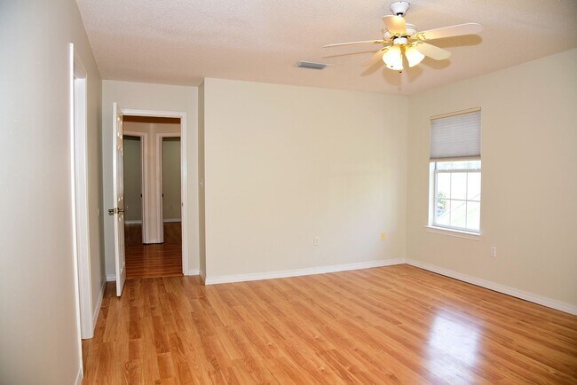 Building Photo - 3 Bedroom in Bluewater Bay!