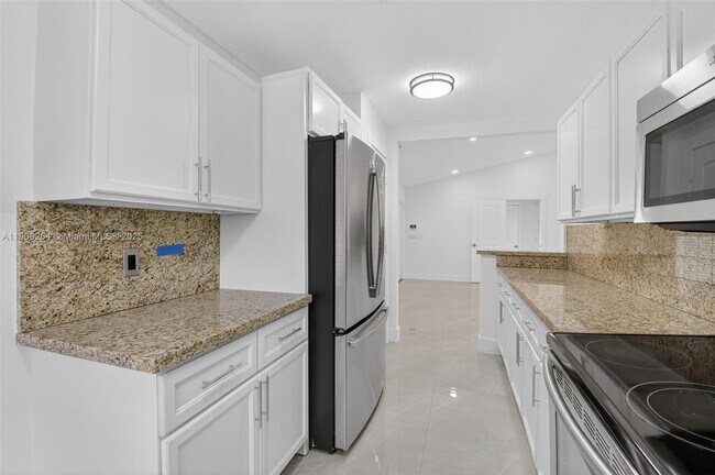 Building Photo - 5276 Pine Tree Dr