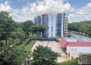 Building Photo - 3301 N Country Club Dr