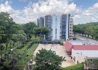 Building Photo - 3301 N Country Club Dr