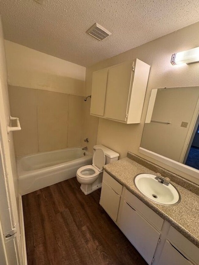 Building Photo - Cozy 3 Bedroom Unit! Tour Today!