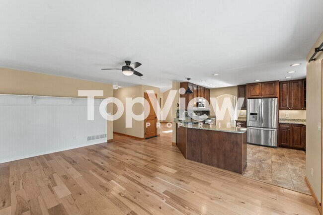 Building Photo - 2205 Valley View Dr