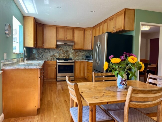 Building Photo - Largest of the very popular Kay floor plan...