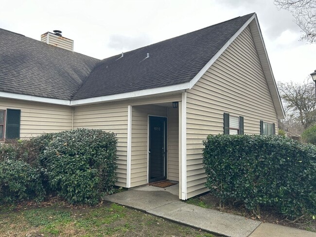 Building Photo - 923 E Estates Blvd