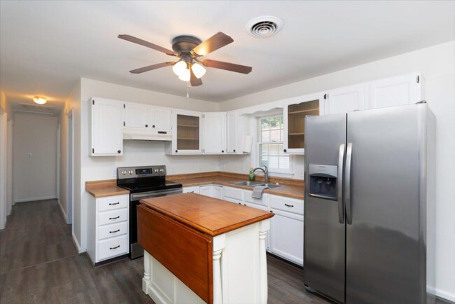 Building Photo - 129a Manor Ave N