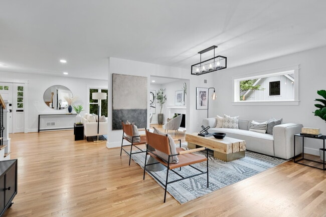 Building Photo - "Luxurious 6-Bed, 6-Bath Arlington Retreat...