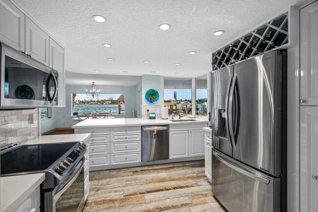 Building Photo - 844 East Dr