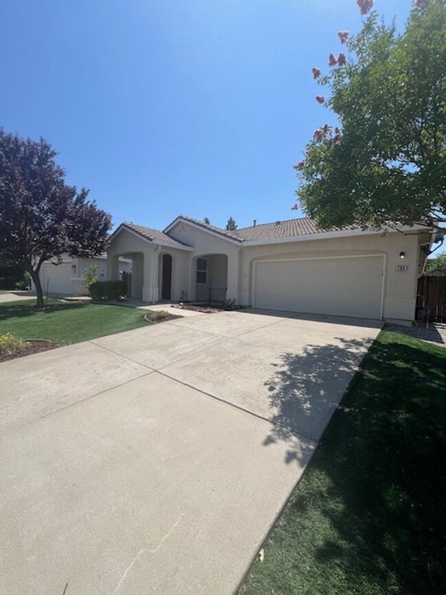 Building Photo - Single Story 3 Bedroom Home in Lincoln Acr...