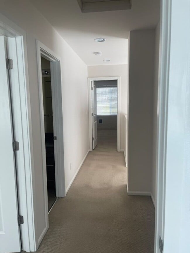 Building Photo - 3bd/2.5ba Lynnwood Townhome