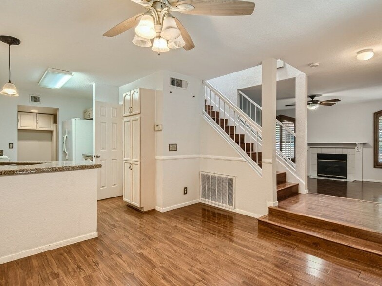 Building Photo - 1044 Grammy Dr