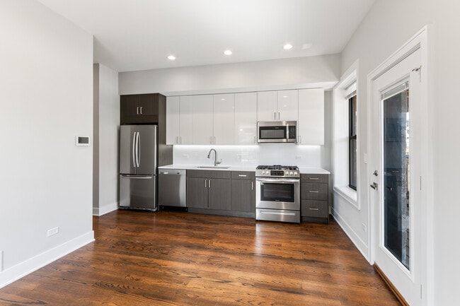 Building Photo - 1472 W Summerdale Ave