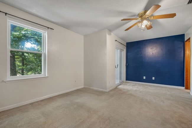 Building Photo - Townhome with Garage Near the Parkway