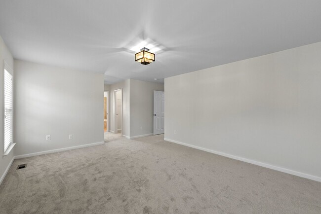 Building Photo - Embrace Elegant Living in Gainesville!