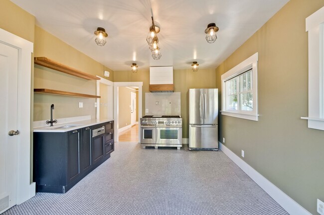 Building Photo - Updated Bungalow located in Downtown Redwood City & 15 miles from SF International Airport