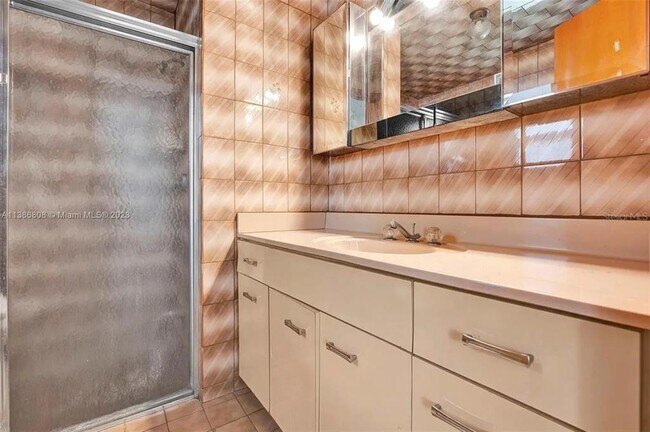 Building Photo - 437 Swan Ave