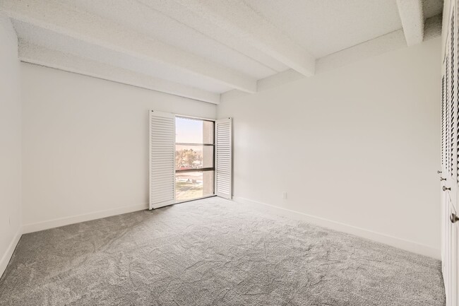 Building Photo - Completely Updated 2 Bedroom 2 Bathroom Co...