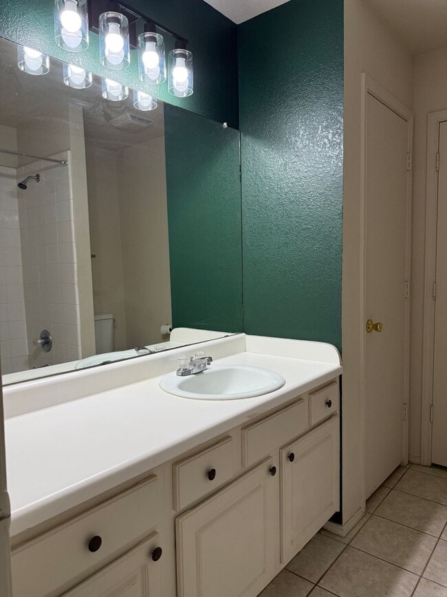 Building Photo - 3/2/2 Duplex / Bathroom Reno / Updated/ Fenced Back Yard - Pets Welcome