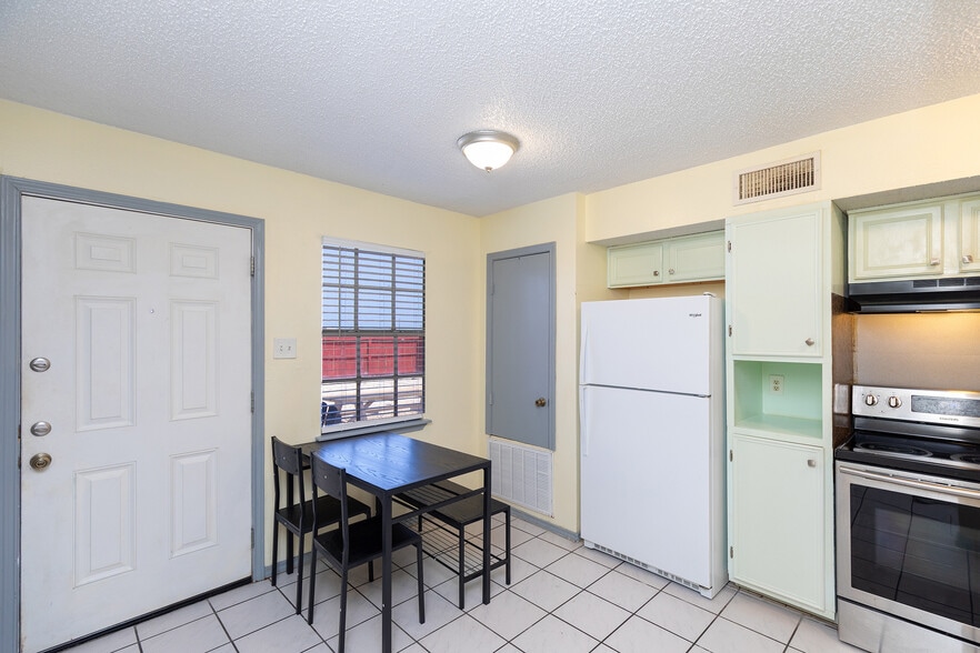 Building Photo - 15622 Cruiser St