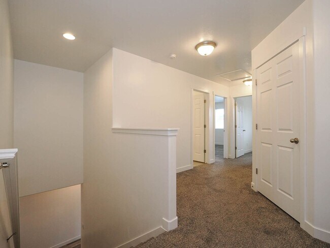 Building Photo - 3 Bedroom, 2.5 Bathroom Riverton Town Home