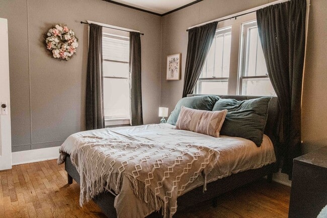 Building Photo - Charming 3 Bedroom Home with Hardwood Floo...