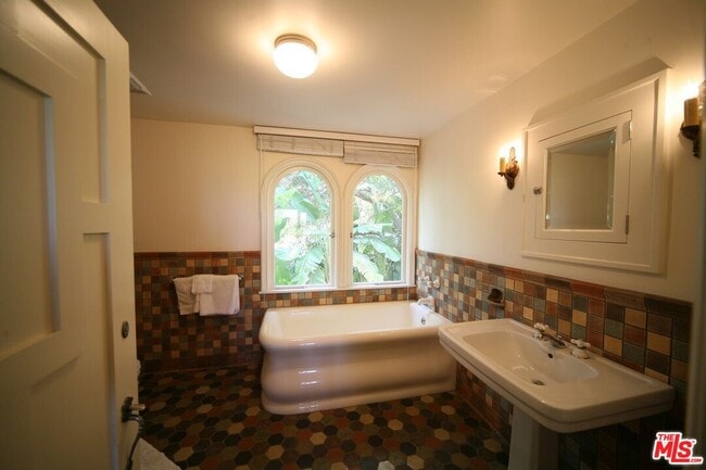 Building Photo - 2243 E Live Oak Dr