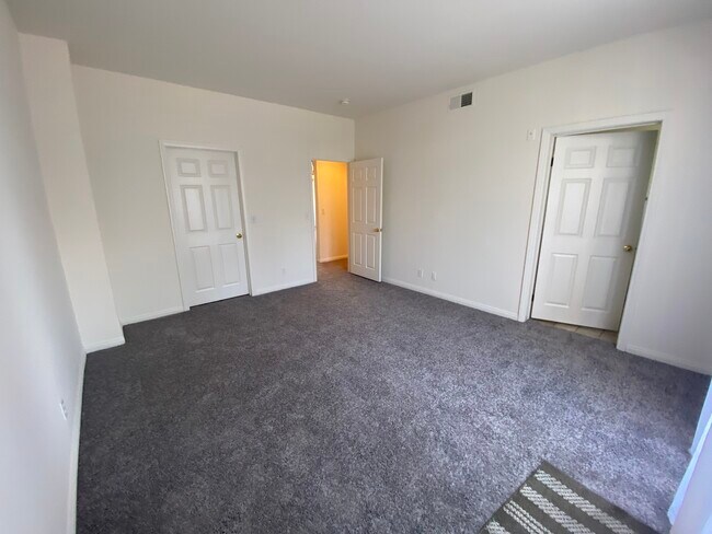 Building Photo - 14360 Riverside Dr