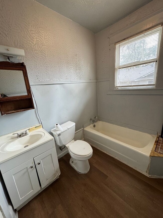 Building Photo - 1 Bedroom unit in Highland Duplex