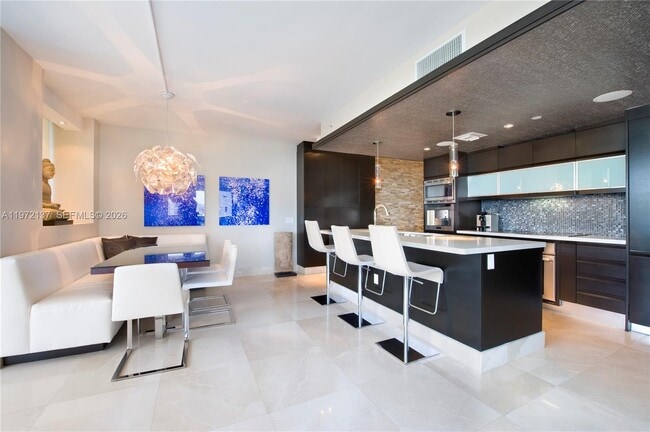 Building Photo - 5875 Collins Ave