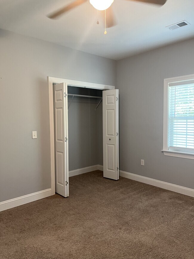 Building Photo - 2703 E Surrey Dr