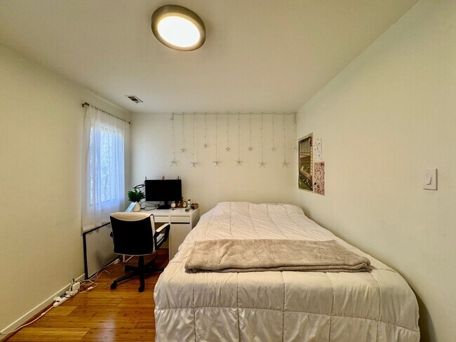 Building Photo - Mill Creek Townhome