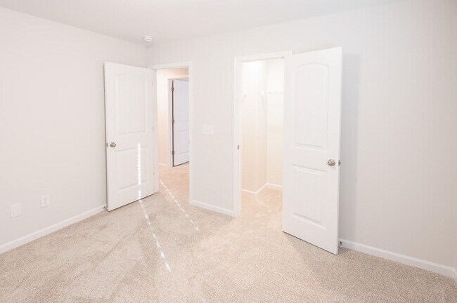 Building Photo - 220 Carvel Trl