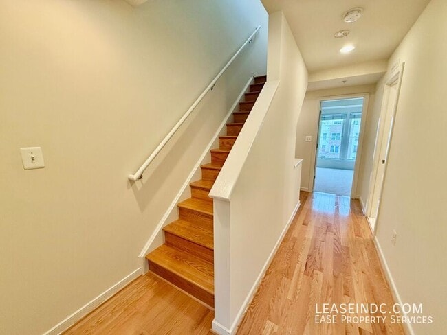 Building Photo - 1041 5th St SE