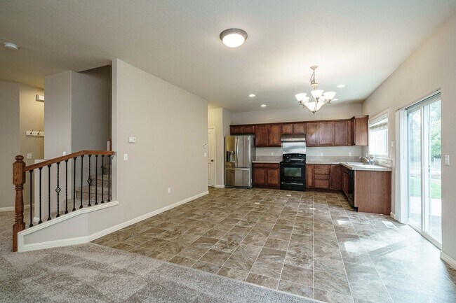 Building Photo - $500 Move In Special  4 Bedroom 2.5 Bath New Carpet and Fresh Paint